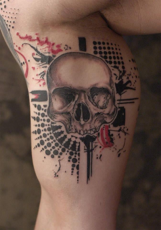 手臂彩色人类颅骨与饰品结合纹身图案
