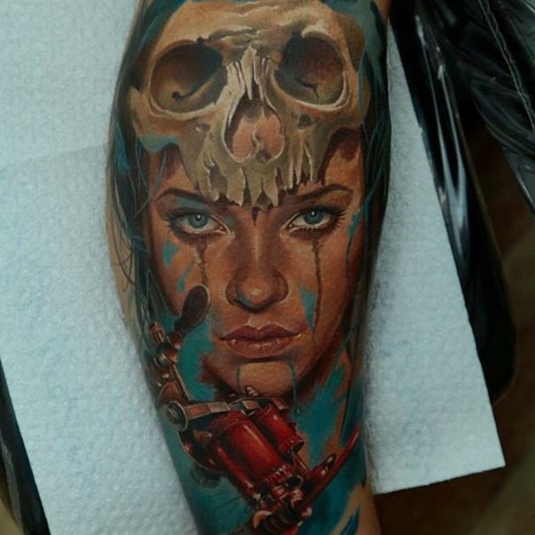 手臂彩色女子肖像与人类头骨纹身图案