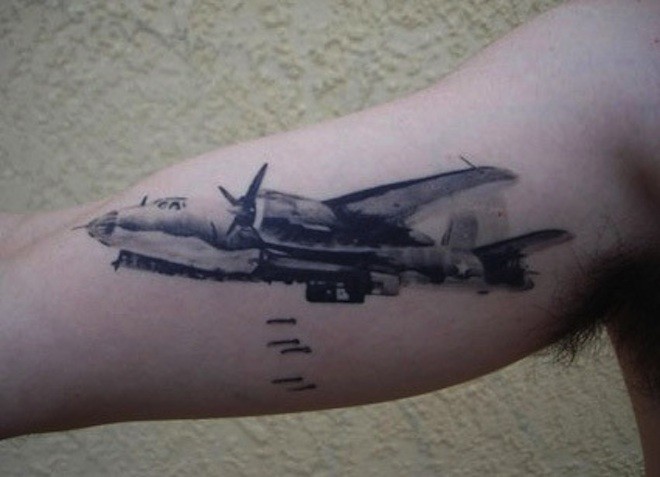 手臂黑白飞机纹身图案