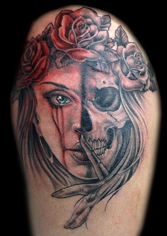 女性腿部彩色半女子半头骨纹身图案