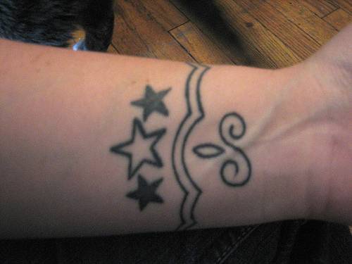 手腕上黑白星星纹身图案