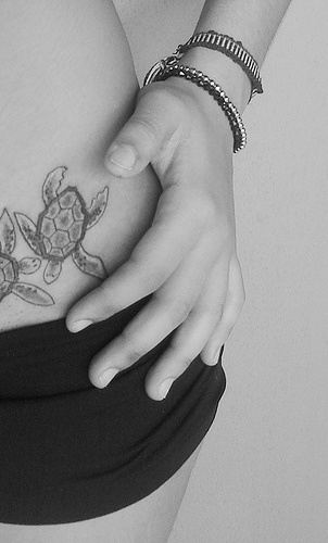 腹部黑白乌龟纹身图案