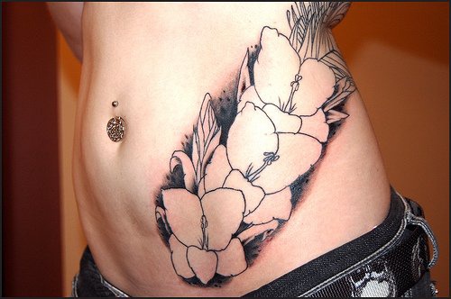腰部黑白花朵纹身图案