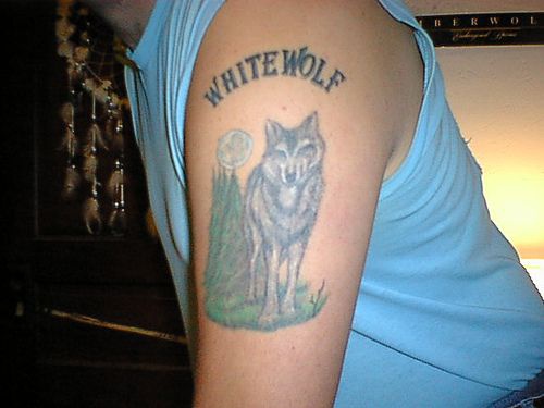手臂白色狼纹身图案
