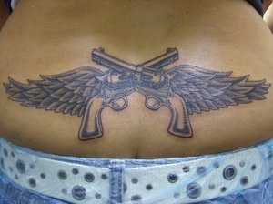 腹部翅膀手枪纹身图案