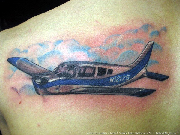 肩部彩色飞机纹身图案