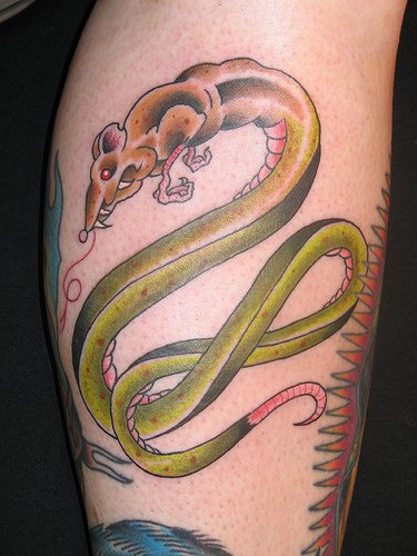腿部彩色蛇吃老鼠纹身图案