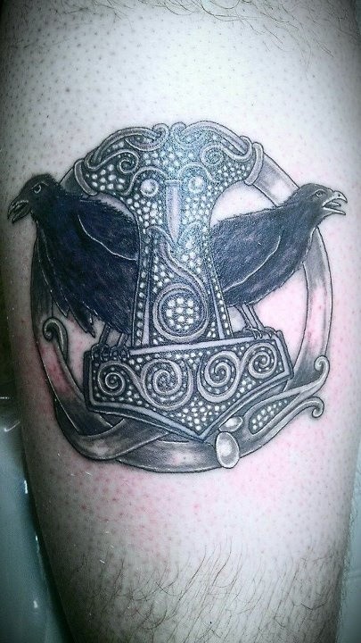 腿部乌鸦和雷神的纹身图案
