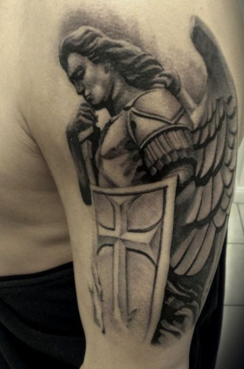 肩部黑白守护天使纹身图案