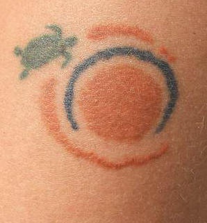 彩色小乌龟和太阳的纹身图案