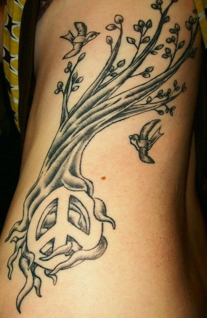 手臂黑白树纹身图案
