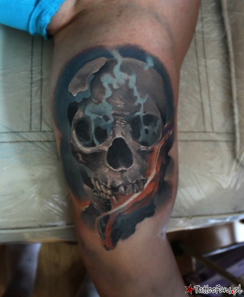 腿部插画风格色骷髅与烟纹身图案