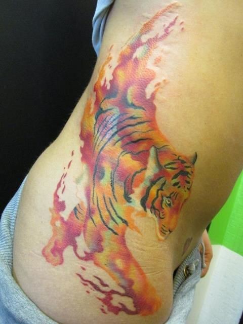 女性腰侧水彩色老虎纹身图案