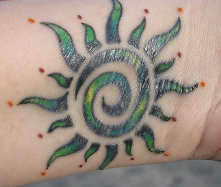 手腕彩色部落太阳图腾纹身图案