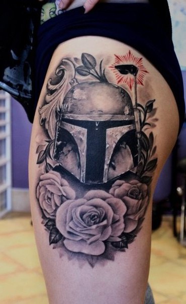大腿黑灰纹星球大战士兵与鲜花纹身图案