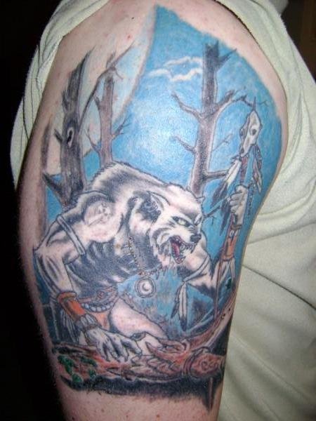 手臂彩色狼人纹身图片