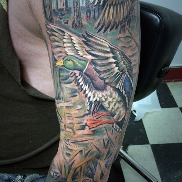 花臂彩色鸭在森林纹身图案