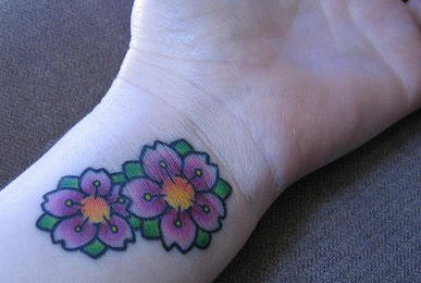 手腕彩色两朵花纹身图案