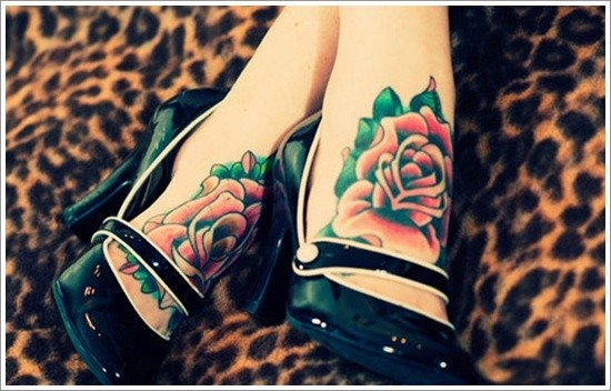 脚步彩色玫瑰纹身图案