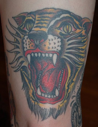 腰部咆哮的老虎纹身图案
