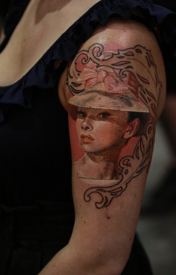 肩部彩色3D奥黛丽·赫本肖像纹身图案