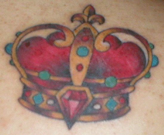背部彩色红冠与宝石纹身图案