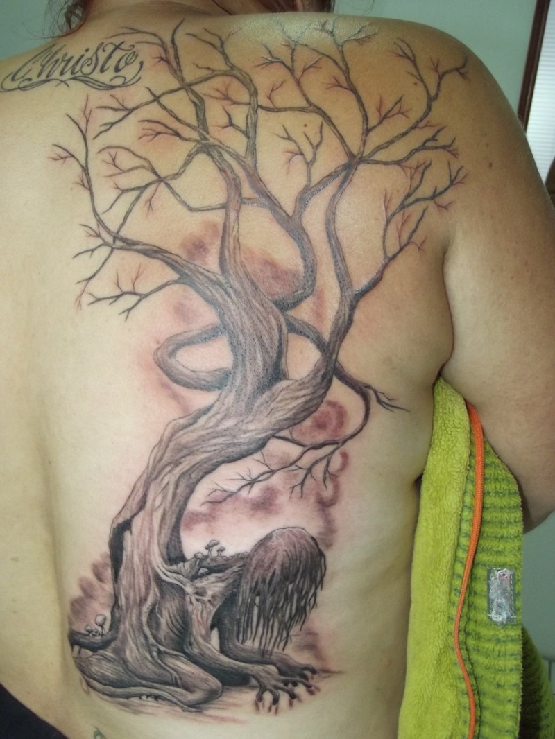背部树木女生纹身图案