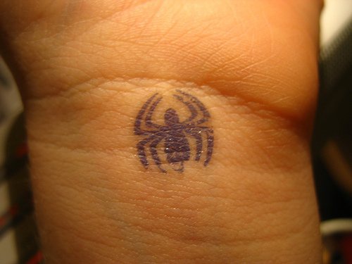 手腕黑色小蜘蛛纹身图案