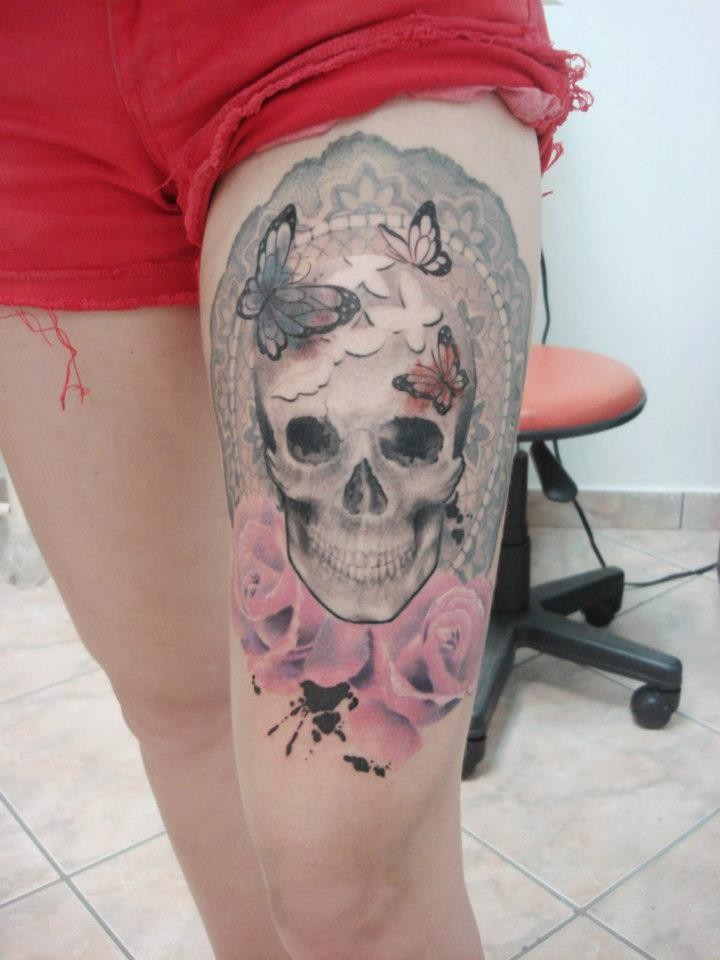 女性腿部彩色骷髅和玫瑰纹身图案