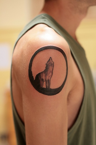 圆圈理的狼纹身