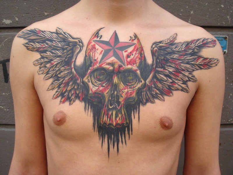 男性胸部彩色骷髅翅膀纹身图案