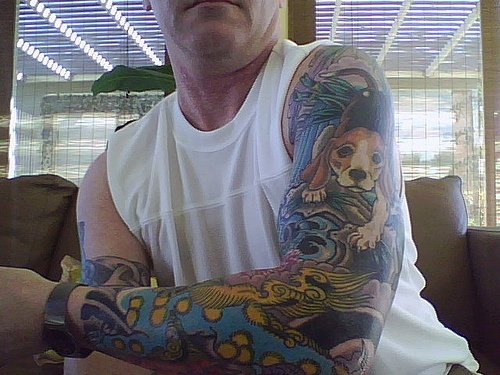 花臂彩色小狗主题的纹身图案