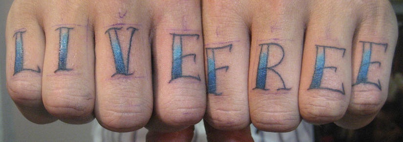手指蓝色英文字母纹身图案