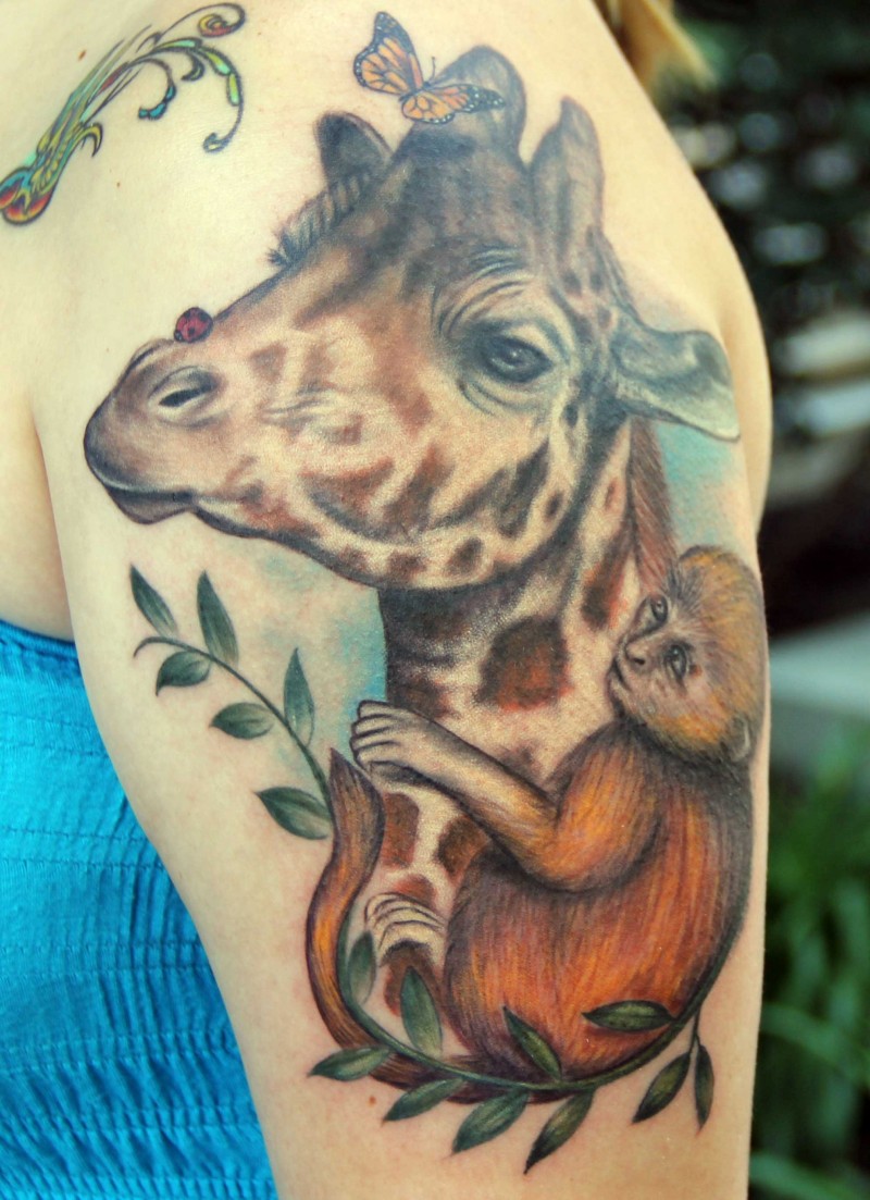 手臂彩色长颈鹿纹身图案