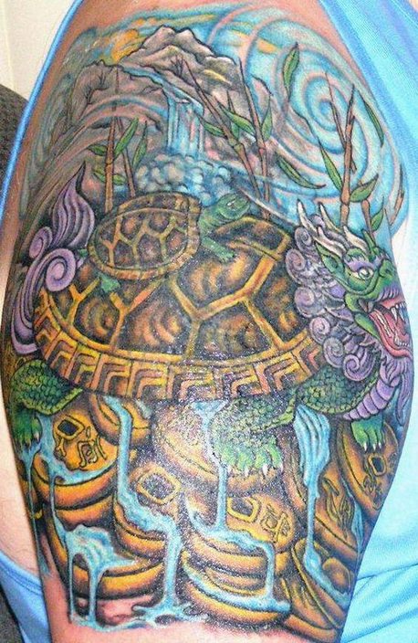 手臂彩色神话龟纹身图案