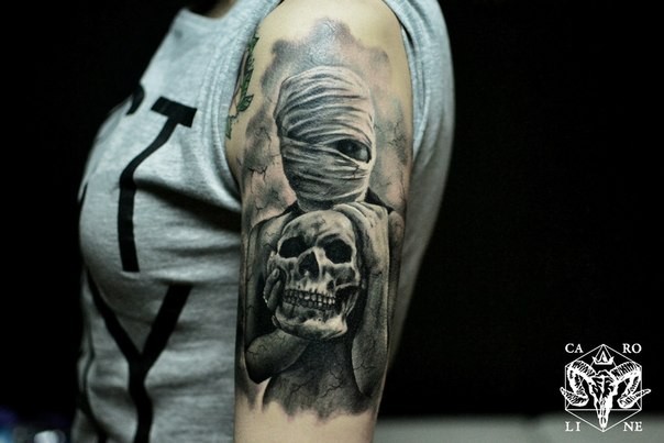 手臂黑灰木乃伊的骷髅头纹身图案