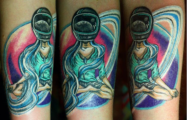 手臂彩色冥想妇女头盔纹身图案