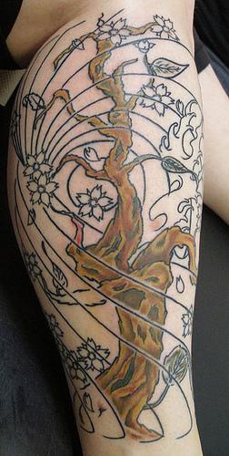 腿部彩色樱花树纹身图片