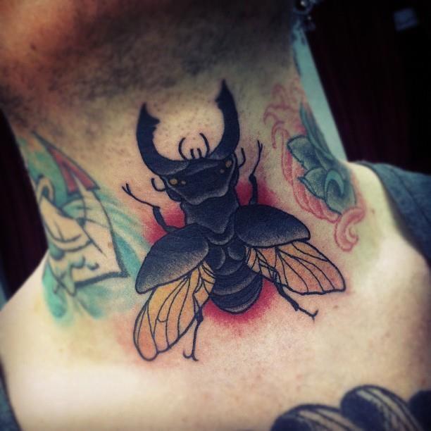 脖子黑色昆虫纹身图案