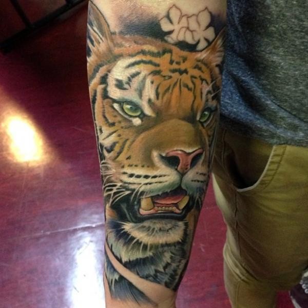 手臂彩色老虎与小花纹身图案