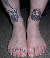 脚部两个海盗纹身图案