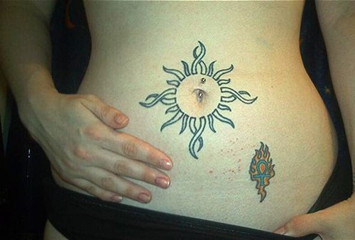 腹部悬空的太阳图腾纹身图案