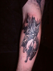 手臂黑墨水的维京战士纹身图案