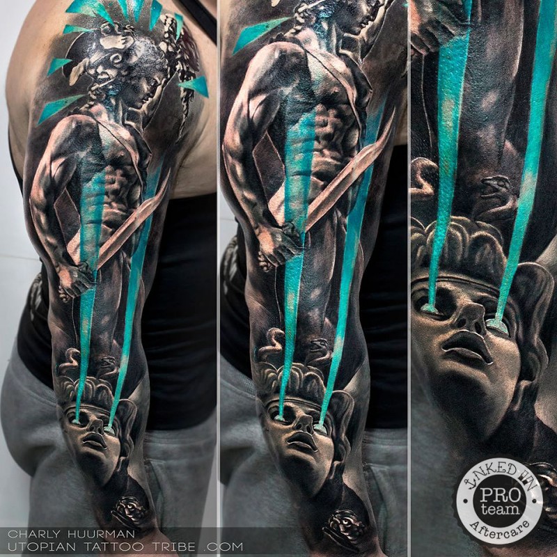 手臂彩色神秘战士与女人纹身图案