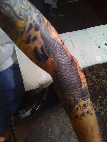 手臂彩色锦鲤纹身图案
