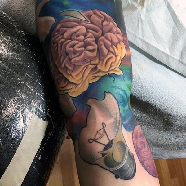 手臂彩色人脑灯泡纹身图案