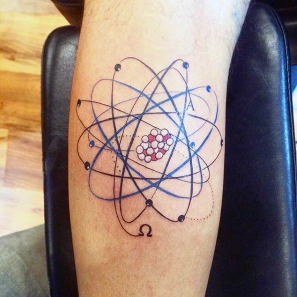 手臂彩色小原子纹身图案