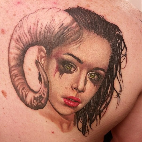 胸部彩色魔鬼女人纹身图案
