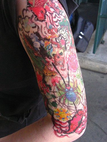 手臂锦鲤和蜘蛛的彩色套纹身图案