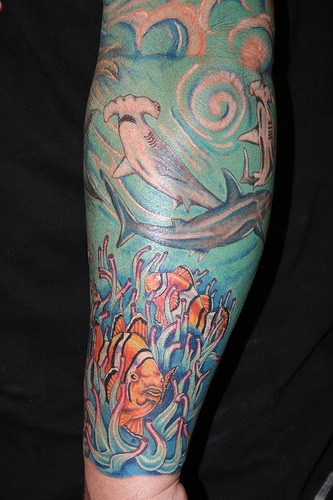 手臂彩色深海纹身图案